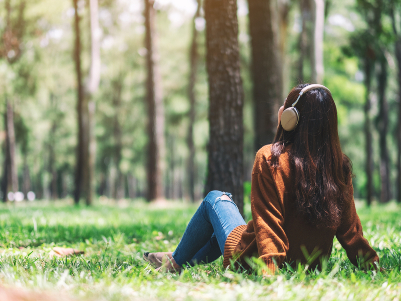 žena sjedi na travi